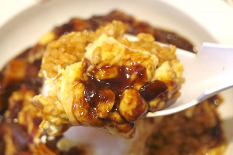 オムライスは玉子とデミグラスソースに包まれたご飯がさっぱりテイストなおかげで後味キリリ！