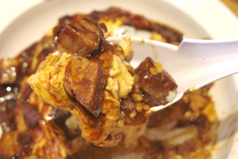 素のオムライスは味がスッキリしすぎる感がありましたが、焼豚を追加することで味の不満も華麗に解消可能！