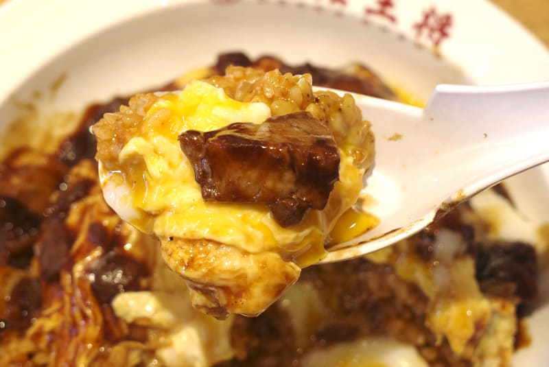 温玉とガーリックチップをオムライスにプラスすることで、ガーリックチップの食欲を誘う香り、白身の爽快感、黄身の旨味が入り交じる温玉がオムライスに絡んで感動的なウマさに変身！
