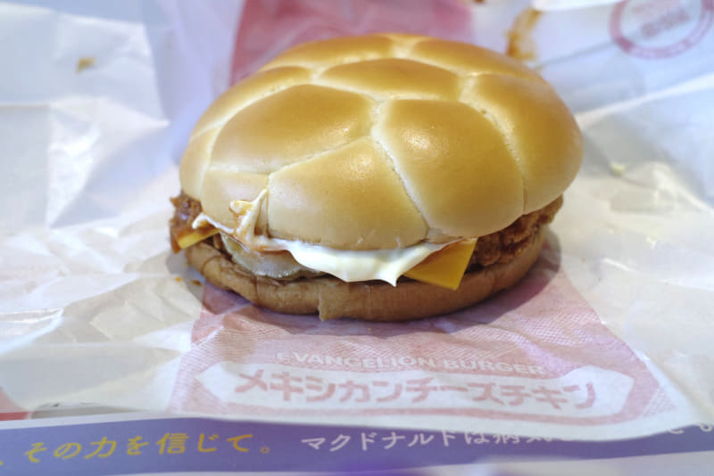 「メキシカンチーズチキン」は、具のインパクトは控えめながらも、料理の味の方向性を定めるタコスミートフィリングがたっぷり！