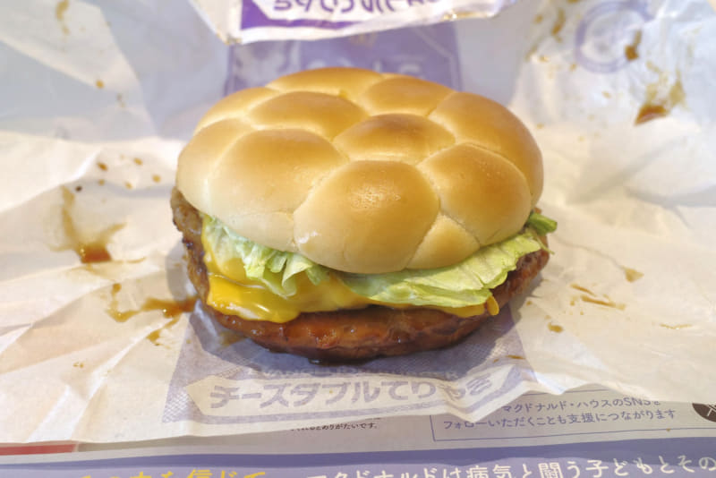 「チーズダブルてりやき」は、先行して食べたハンバーガーと違って和の雰囲気を押し出した一品！