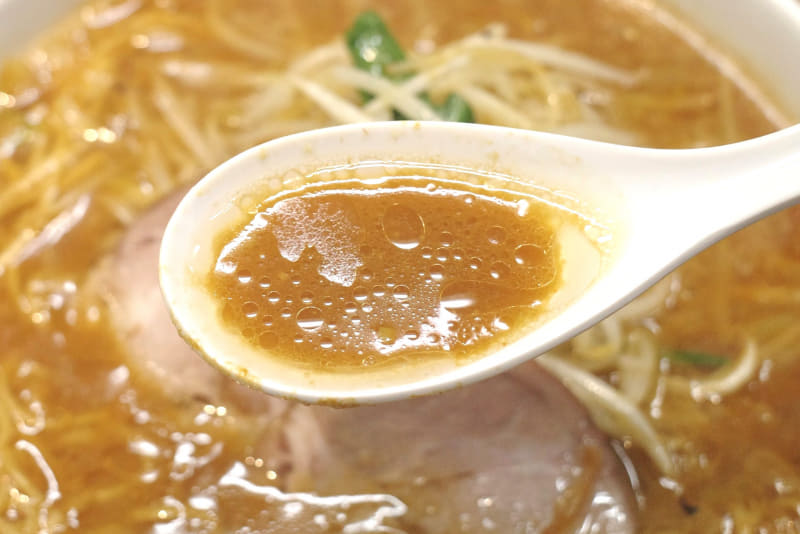 スープは当初油分と味噌の味が強く発現しているものの、飲み進めていくうちに焼き野菜の甘露さも体感できるのが吉！