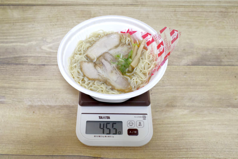 容器込みの「【関東】支那そばや監修 醤油らぁ麺」の総重量は455g