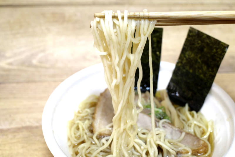 麺は柔らかすぎず、固すぎずと絶妙な茹で加減で、小麦粉の風味とスープの旨味もまんべんなく体感できて旨し！