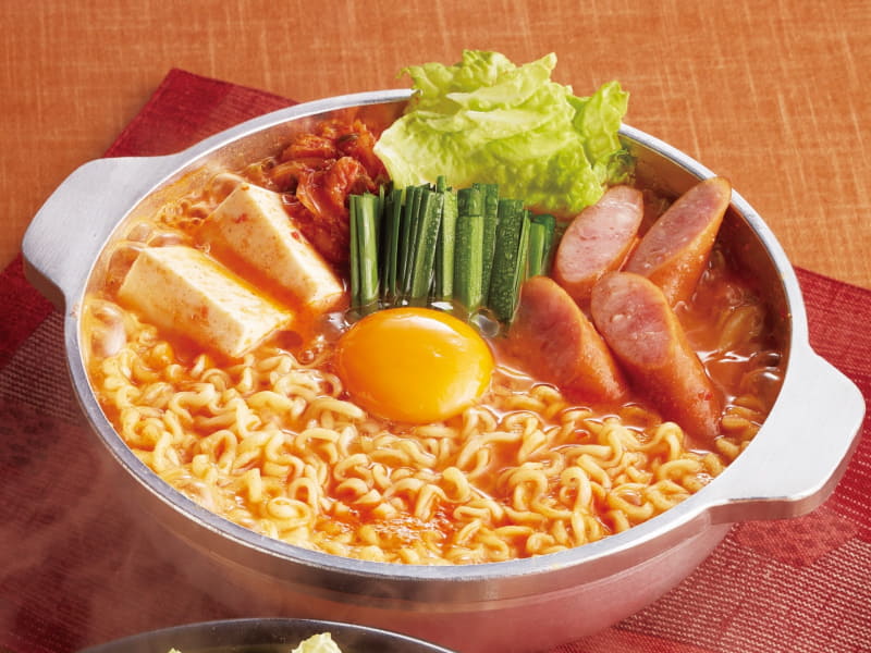 「旨辛スープのキムチチゲ定食(サリ麺入り)」878円(税込)