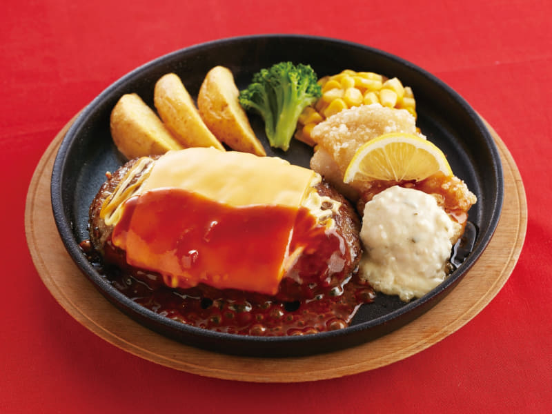 「チェダーチーズハンバーグ＆チキン南蛮(スープバー付)」922円(税込)