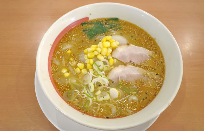 「ごま味噌らーめん」は、レギュラーメニューの「味噌ラーメン」よりも具のインパクトが強め！