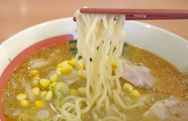 麺はハリが強い上に、すみずみにまで味噌スープが絡んでウマウマ！