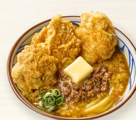 「鶏天ふわ玉カレーうどん」並890円(税込)1,090kcal、大1,070円(税込)1,301kcal、得1,250円(税込)1,920kcal