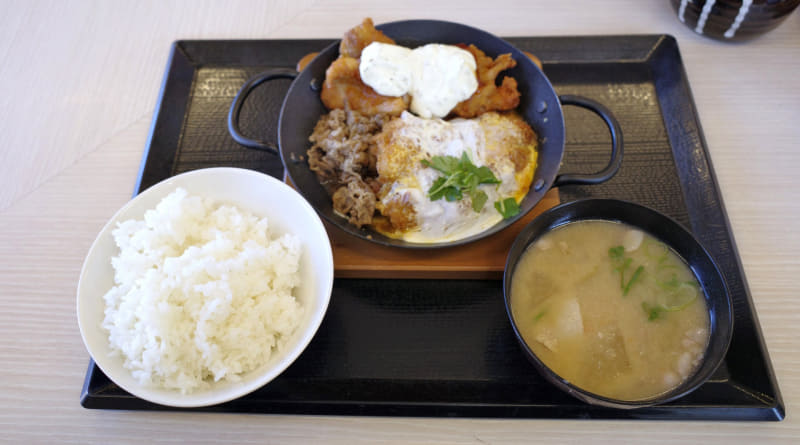 「トリプルカツ定食 ヘビー」には、トリプルカツにご飯、豚汁がついてきます！