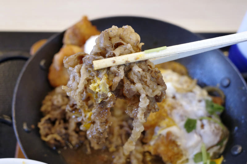 牛肉は過去にリリースされた「牛丼」の具を思い出す味！