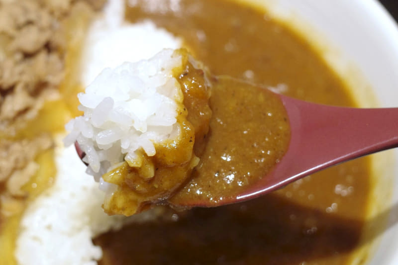 カレールーにハリのある炊き加減のご飯をまとわせることで、酸味と辛味の影に潜んでいた旨味と塩気が引き出されるのが吉！