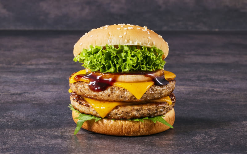 「W神戸牛チーズバーガー」2,000円(税込)999kcal