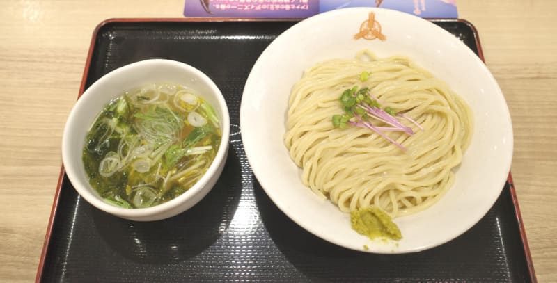 「あったか生姜鯛だし塩つけ麺」は、つけダレ、麺ともに明るめのビジュアルとあってか、スッキリとした味わいに期待大！