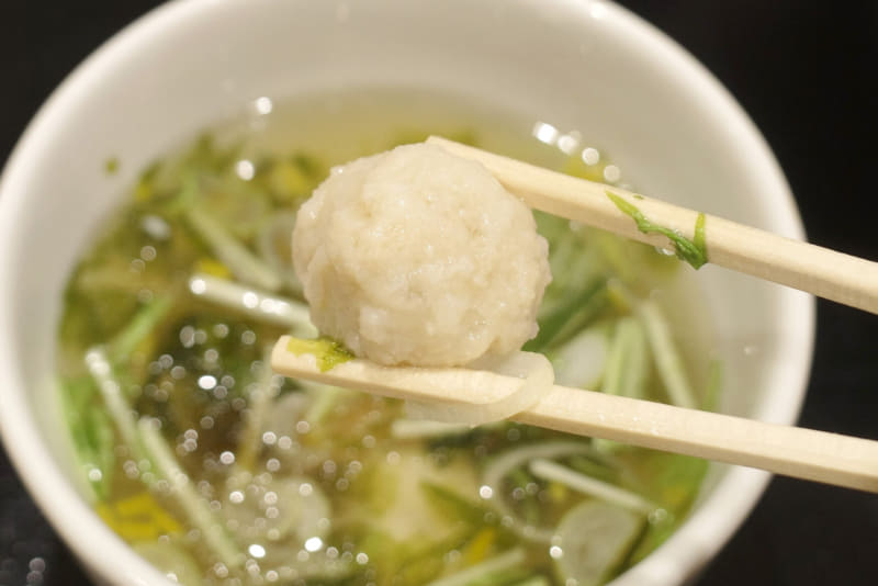 九州産華味鳥のつくねは噛み締めるたびに鶏肉の温和な旨味がにじみ出てきます！