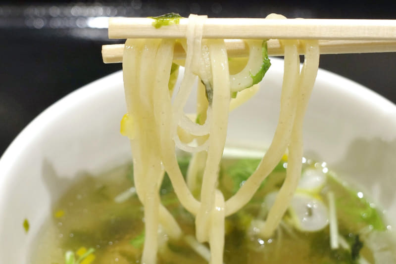 鯛出汁を活かしたつけダレは麺との親和性はグーですが、もう少し塩気が欲しい方は柚子胡椒の追加がマスト！