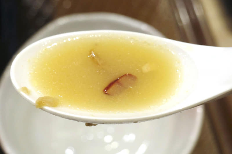 「博多もつ鍋《こく味噌》」のスープは、海と山の幸の出汁+鶏だしの旨味と味噌の甘味が先行しつつ、トッピングの唐辛子とにんにくの味が加算されてピリ辛味！