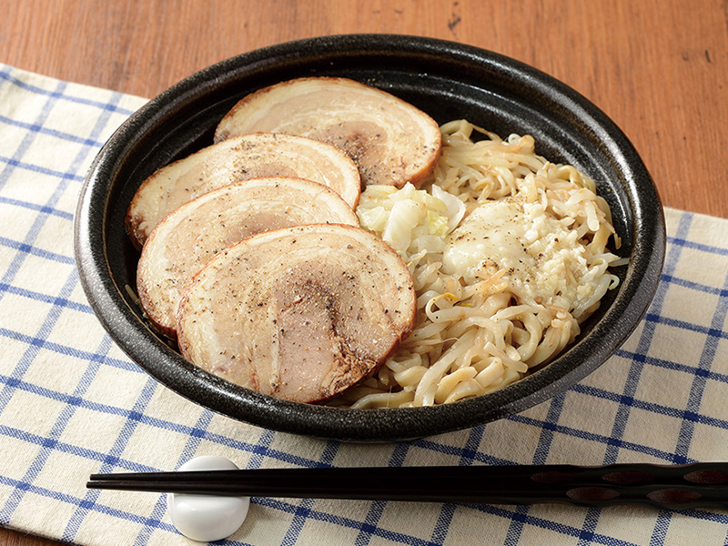 「盛りすぎ！満腹濃厚豚ラーメン」(税込697円)