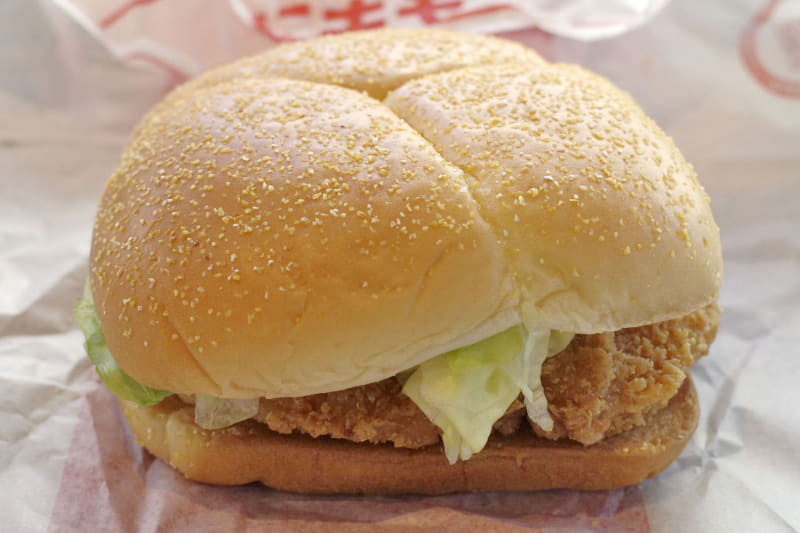 「N.Y.ジューシーチキン ザクザクスパイシー」は、具とソースがパンパンに詰まっています！