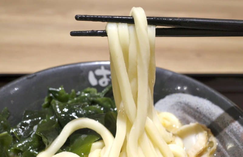 うどんは太く食感も良好で、味噌ベースのスープとの親和性も上々なことに思わずニッコリ！