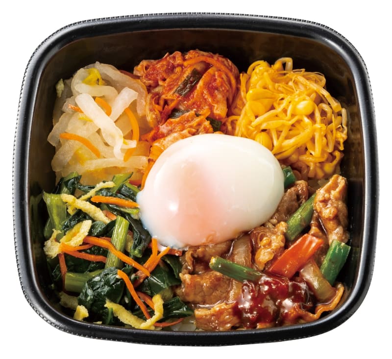 「うま辛やみつき！温玉付き焼肉ビビンバ」700円(税込)704kcal