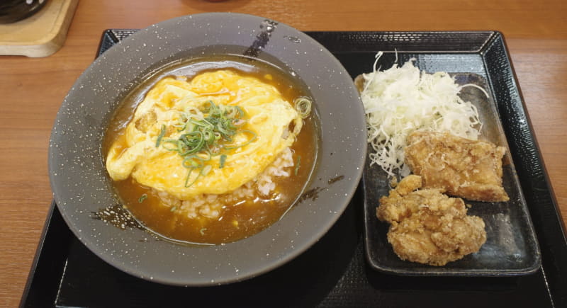 「天津飯とにんにく醬油からあげセット」には天津飯、にんにく醤油からあげ、千切りキャベツがついてきます。