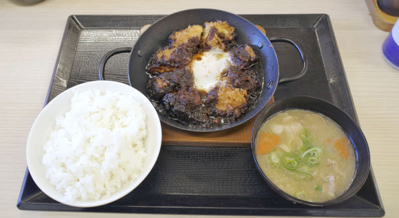 「黒味噌チキンカツ定食」には黒味噌チキンカツにご飯、豚汁がついてきます！