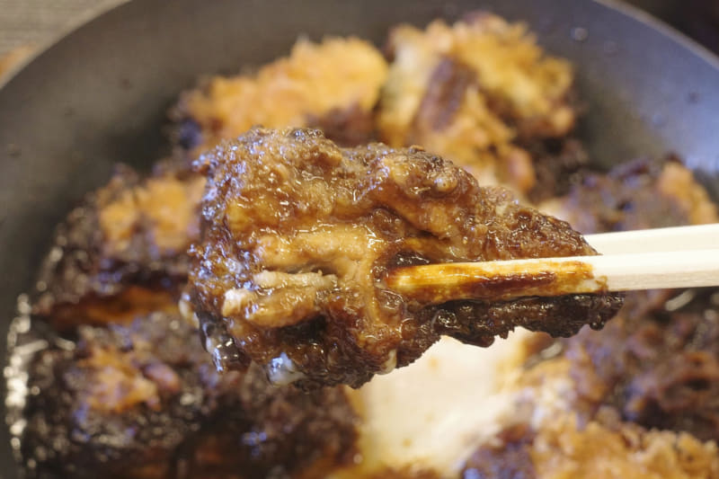 黒味噌チキンカツはチキンカツの持つ旨味以上に自家製黒味噌ダレの味が主張して甘々！