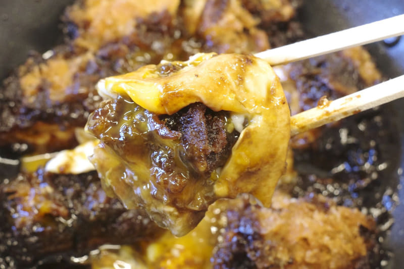 素のままでも美味な黒味噌チキンカツですが、黄身と白身の味がバランス良く体感可能な半熟玉子の味補正がかかって激ウマ！