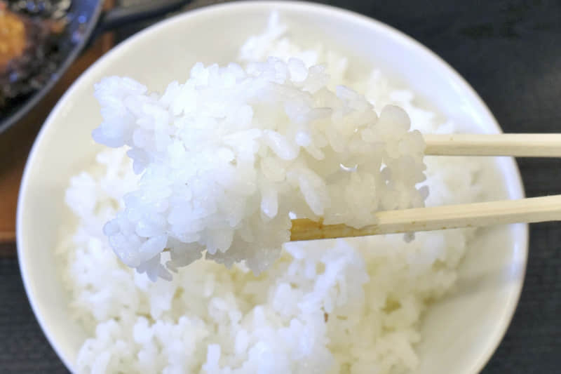 黒味噌チキンカツを受け止めるご飯は固めの炊き加減！