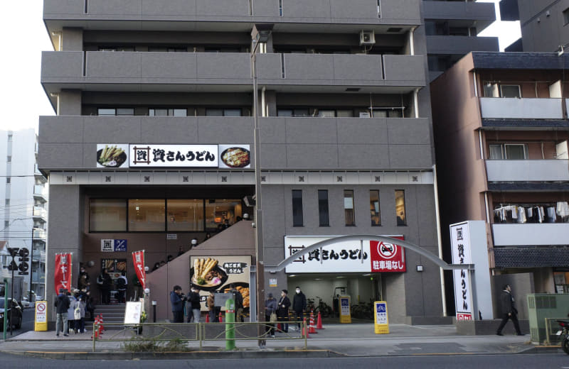 話題のお店なので平日の昼下がりであっても大行列！