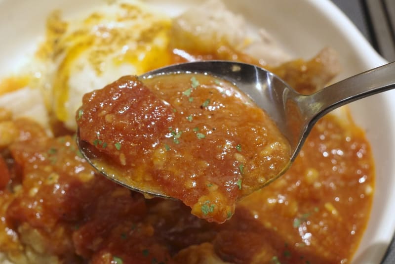 トマトソースはトマトの酸味、にんにくのコク、味を整える塩気が入り混じって鶏肉とのマッチングの高さにも期待大！