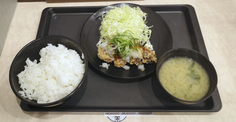 「鶏の竜田揚げ定食」には鶏の竜田揚げ、千切りキャベツ、ご飯、みそ汁がついてきます！