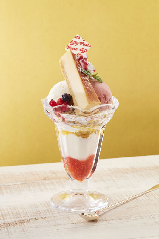 「ジョリパパフェ～ベイクドチーズケーキと2種のイタリアンジェラート」869円(税込)411kcal