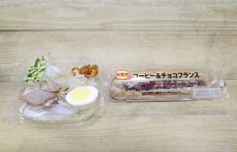写真左手が「盛岡風冷麺」、写真右手が「コーヒー＆チョコフランス」