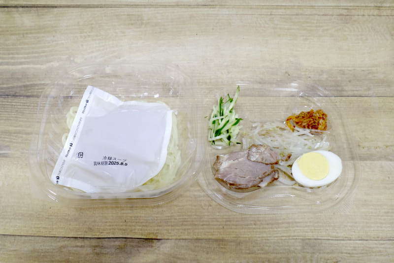 「盛岡風冷麺」は麺、スープ、具を別包装にしたことで食事の前に麺が伸びる心配ご無用！