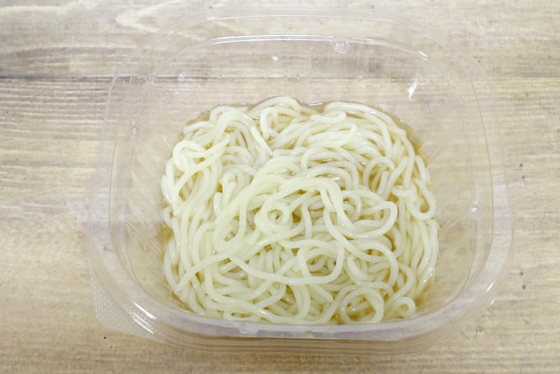 スープを注いだら20秒ほど麺をシャッフル！