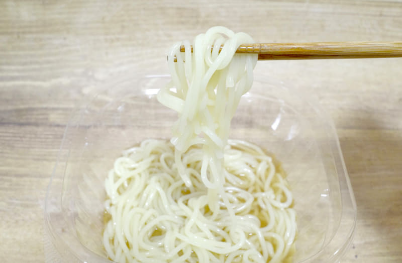 冷麺は食感がハードかつ、強靭な牛骨出汁の旨味に塩気、甘味、酸味の塩梅グーなスープがあわさって素直に旨し！