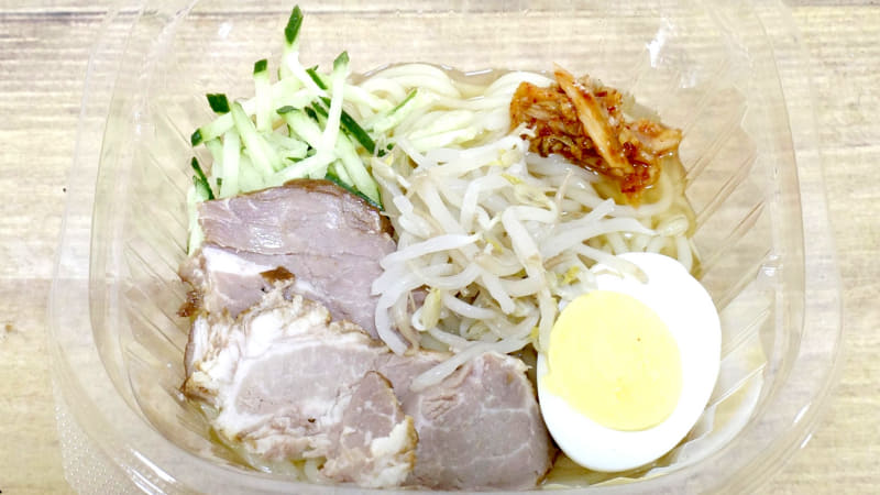 麺に具を盛り付けることで「盛岡風冷麺」らしいビジュアルに変身！