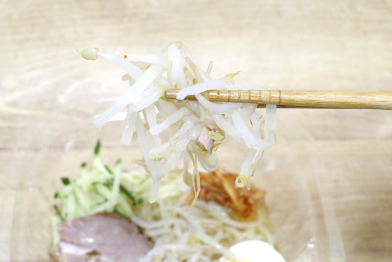 茹でたもやしはナムル風の味付けが施されている点が好印象！