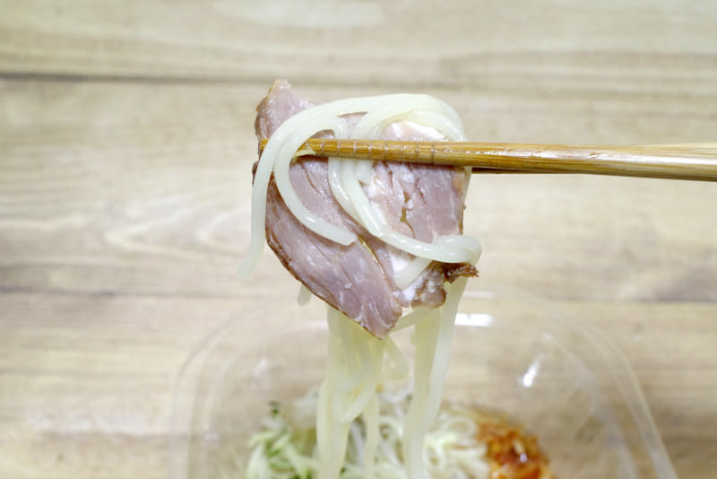 「盛岡風冷麺」はスープの風味を吸い込んだ麺にチャーシューをまとわせて食べることをオススメ！