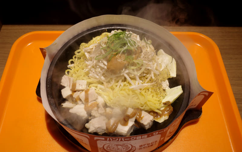 「鶏ニンニク辛味噌　麺ダブル(麺240g)」は、品名で麺240gとアピールしているように大変ボリューミー！