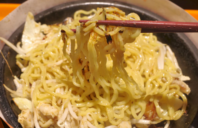 シンプルに硬軟あわせ持つ食感の麺とにんにく辛味噌の組み合わせも中々美味！