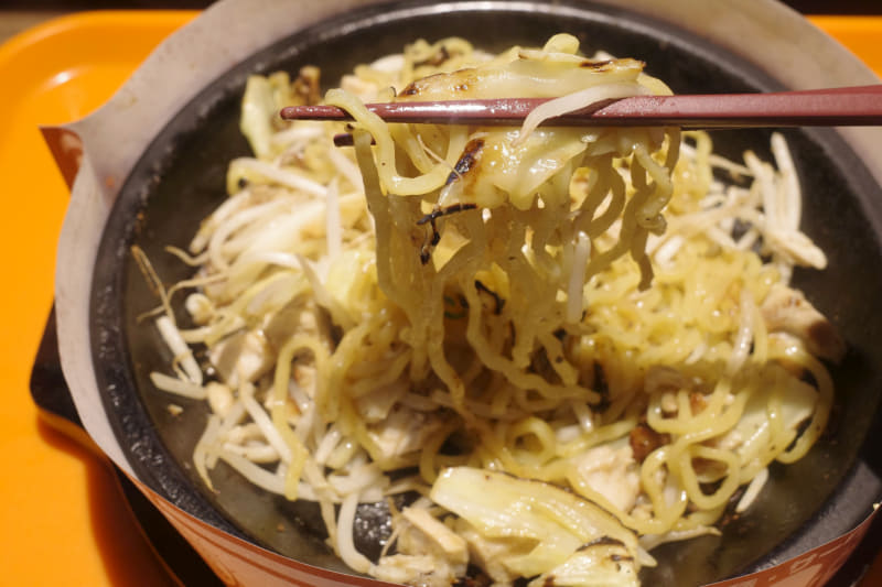 麺の塩気がキツイ! と、感じた方は、もやしとキャベツを麺に巻き込みながら食べることをオススメ！