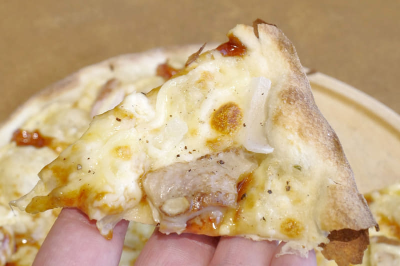 「ピッツァ・照り焼きチキン」は、ザクッと軽やかな歯ざわりのピザ生地にチーズ、マヨネーズ、玉ねぎ、テリヤキソース、鶏肉がバランス良く入ってウマー！