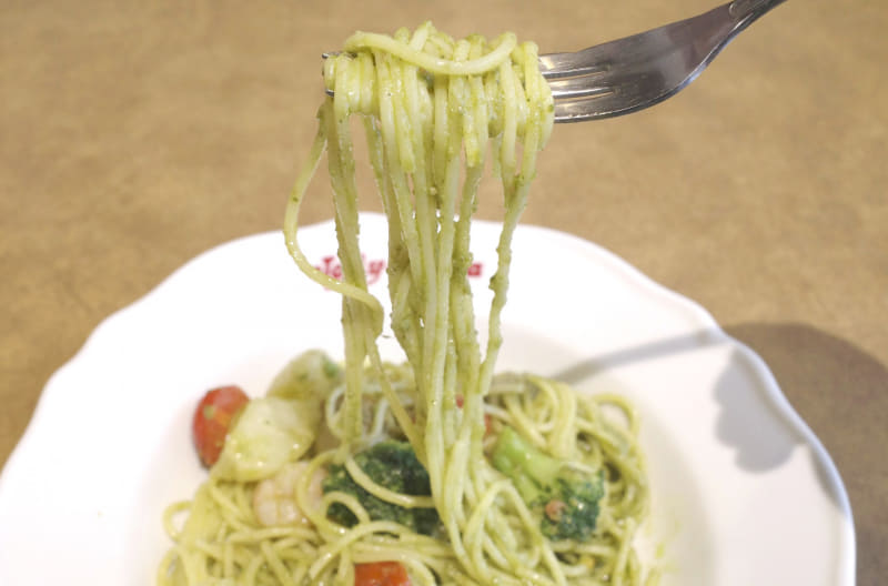 ジェノベーゼパスタはパスタ、ジェノベーゼソースコミコミで味の満足度高し！
