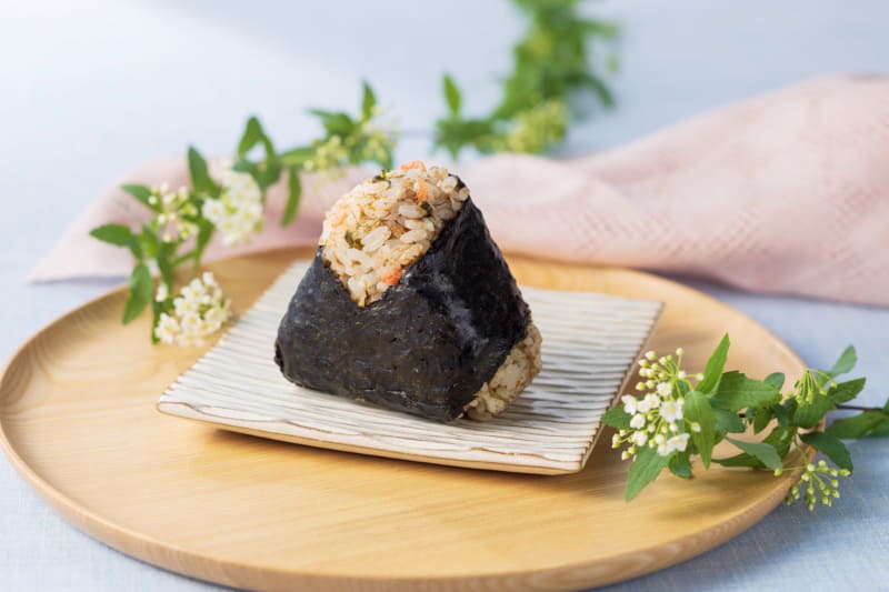 「直巻おむすびおかかと小海老の彩り混ぜめし」170円(税込)179kcal