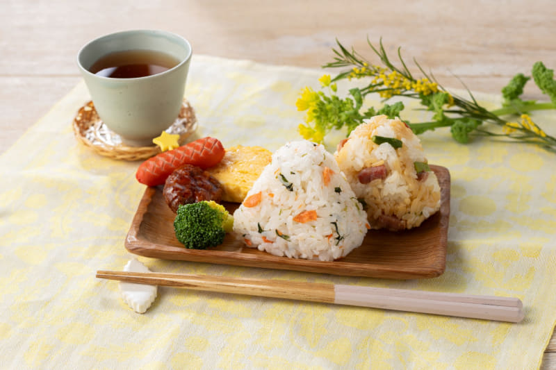 「春のおむすび＆おかずセット～紅鮭三つ葉・アスパラベーコン～」429円(税込)427kcal