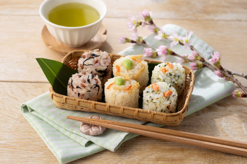 「春の彩りおむすびセット6個入り～梅ひじき・たけのこ御飯・鮭菜飯～」321円(税込)