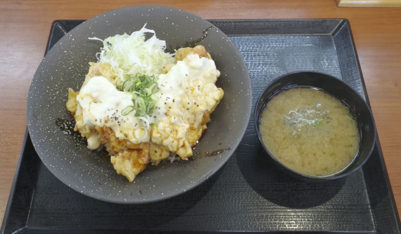 「タルタルとり天丼」にはみそ汁がついてきます！